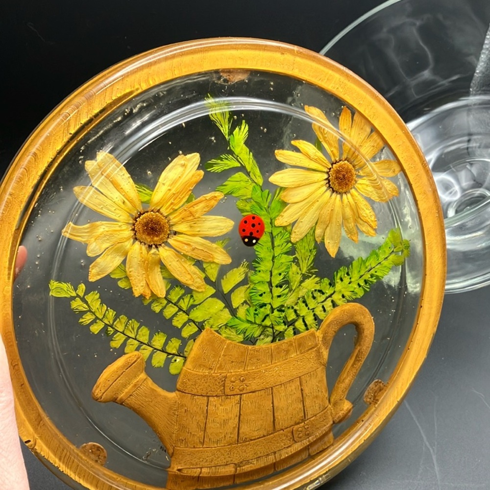 Vintage Gamut Lucite cheese board with pressed flowers and dome - Picture 15 of 15
